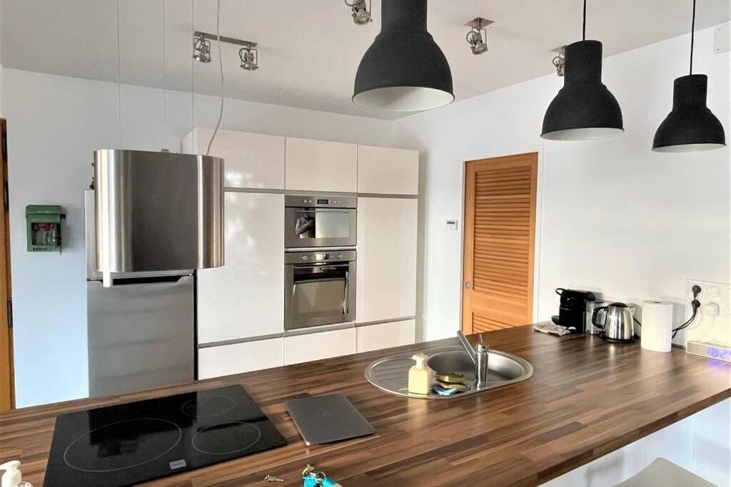 Superbe Loft 100M2 Proche Cathedrale Avec Parking Apartment Reims Luaran gambar